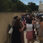 Profesionales de la educación esperan para hacerse la prueba del coronavirus a las puertas del IES Al-Ándalus.