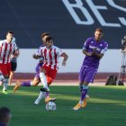 Dani Albiar golpea el balón con Joaquín presionando.