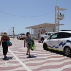 La Policía Local controla que se cumplan las normas en la playa y evitar que suban los contagios.