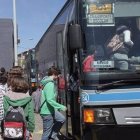 Imagen de archivo de niños en un autobús escolar.