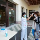 Una paciente en Consultas Externas del Hospital de Poniente.