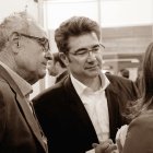 El empresario José Miguel García (en el centro) junto a Domingo Haro, su bodeguero en Cuevas.