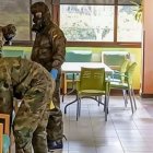 Efectivos de la UME realizan labores de desinfección en El Manantial de Terque en las primeras semanas de la pandemia.