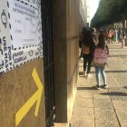 Cola de alumnos de Secundaria, que esta mañana iniciaban el curso, a las puertas del IES Celia Viñas de Almería.