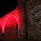El Cable Inglés, a la altura de la rotonda, iluminado de color rojo.