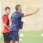 José Gomes indica una jugada al centrocampista vasco.