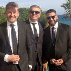 Wayne, a la izquierda, su amigo Pedro Asensio y su hermano Jason, en El Parador