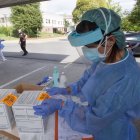 Sanitarios realizan pruebas PCR en un hospital.