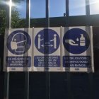 Recomendaciones sanitarias a las puertas de un centro educativo almeriense.