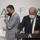 El consejero de Salud, Jesús Aguirre  y el consejero de Presidencia de la Junta de Andalucía, Elías Bendodo.