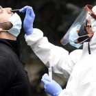 Realización de PCR a un paciente.