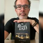 Tote de Simón con un ejemplar de su primer libro editado, El blues del Bayanna.
