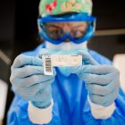 Una sanitaria muestra uno de los test.