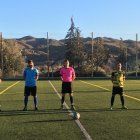 Capitanes y colegiados antes del partido en Cantoria.