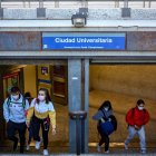 Varios jóvenes salen del Metro de Ciudad Universitaria durante el primer día laborable con restricciones de movilidad en Madrid.