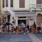 Varias personas disfrutan en la terraza de un bar de León.