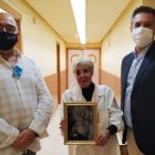 Concha Velasco, junto a Antonio Artero y Antonio Salmerón tras recibir el cuadro de Nuestra Señora del Amor y la Esperanza.
