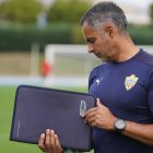 El míster observa sus apuntes en el campo Anexo.