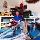 Sebastián Martínez Tamayo, el Mariscano, en su caseta 51 del Puerto pesquero de Almería, arreglando un trasmallo con sus hábiles manos