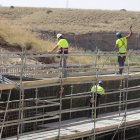 Obreros en uno de los tramos del AVE en Almería.