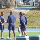José Gomes con sus ayudantes en el campo Anexo.