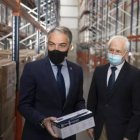 El consejero de la Presidencia, Elías Bendodo (i), junto al director general de gestión economica del SAS.
