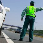Un agente de la Guardia Civil en un control.