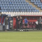 Dos buenos entrenadores se saludan antes de empezar el partido.