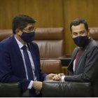 El presidente de la Junta de Andalucía, Juanma Moreno (d), junto al vicepresidente de la Junta, Juan Marín.