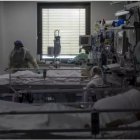 Una trabajadora de la limpieza durante su jornada laboral en la Unidad de Cuidados Intensivos (UCI) dedicada a enfermos de coronavirus.