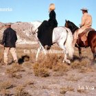 Sean Connery cabalgando junto a Brigitte Bardot durante el rodaje de la película Shalako.