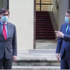 El presidente de la Junta de Castilla y León, Alfonso Fernández Mañueco, y el ministro de Sanidad, Salvador Illa.