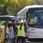 Imagen de archivo de unos escolares tomando el autobús escolar.