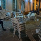 Un bar en Sevilla, cerrando sus puertas a las diez de la noche.