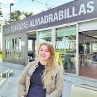Elena Yaroslavtseva, fotografiada delante de las Terrazas Almadrabillas, de la que es encargada