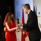 Mar Abad recoge el galardón de manos del rey Felipe VI.
