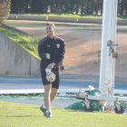 Fernando Martínez llegando muy feliz al Anexo.