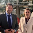 Carlos Fernández, junto a Rocío de Meer, diputada nacional por Vox.