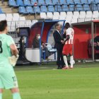 José Gomes da cariño a su delantero Top tras ser sustituido.