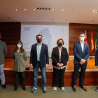 Autoridades, amigos y familiares de Kiko Medina, en el acto de homenaje.