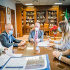 Momento de la firma de la concesión del puesto.
