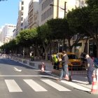 Comienzan a colocar los maceteros que dividirán los carriles en el Paseo de Almería