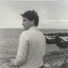 Antonio Rodríguez Lozano, frente a la playa.