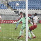 Juan Villar intenta cabecear a gol con Pedro Mendes y Umar Sadiq.