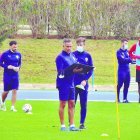 José Gomes tomando nota en el entrenamiento rojiblanco.