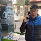 Un señor llamando por teléfono en una calle de Almería.