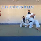 Los deportistas en el tatami del Club Judoindalo.