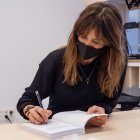 Isabel Jiménez, firmando un ejemplar hoy en la Biblioteca Municipal.
