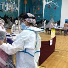 Sanitarios realizan test de coronavirus a almerienses en los rastreos masivos.