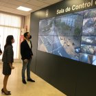 Visita del alcalde, Ramón Fernández-Pacheco, a la Sala de Control de Tráfico